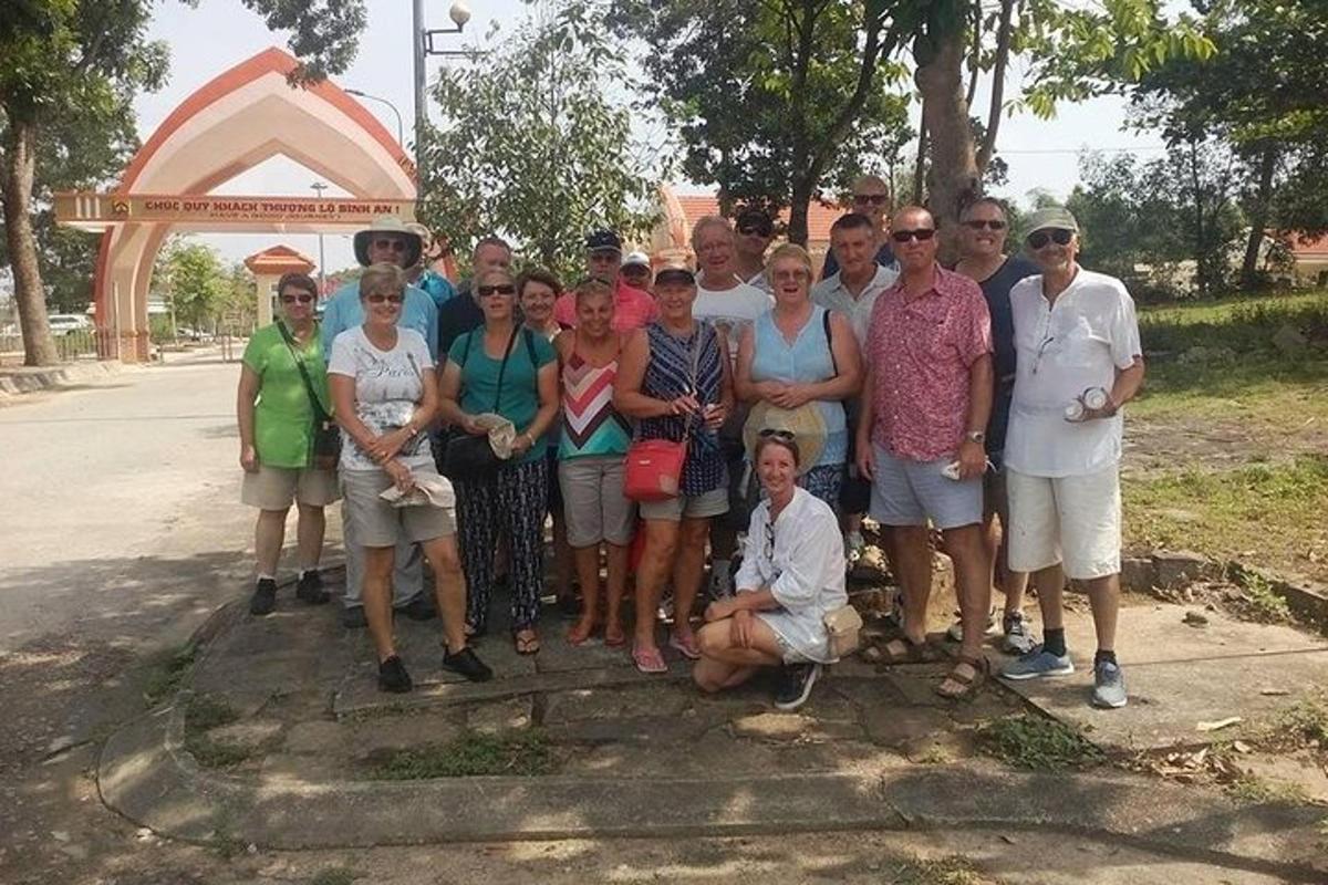 un grupo de personas posando para una foto
