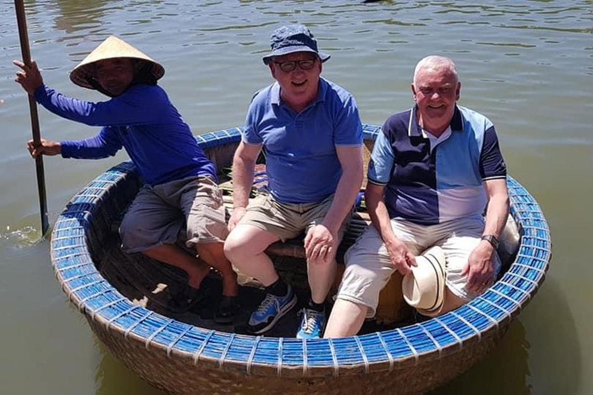 Tres hombres sentados en un pequeño bote en el agua