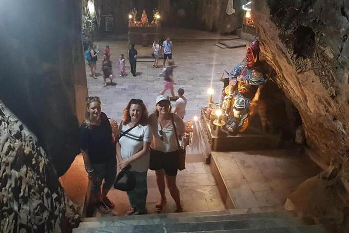 un gruppo di persone in piedi in fondo a una scala