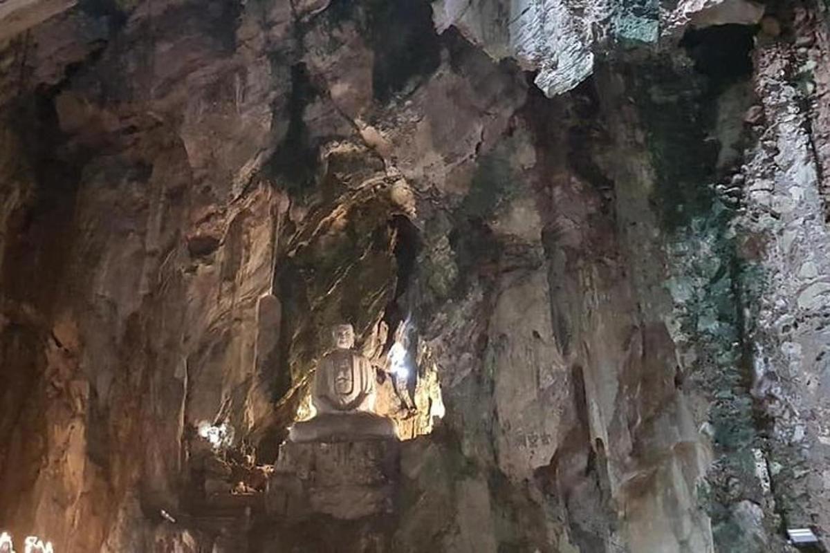 una statua in mezzo a una grotta