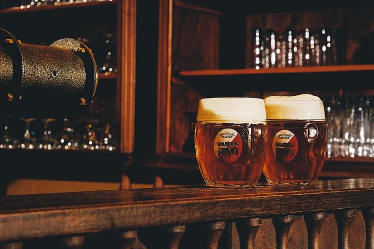 dois copos de cerveja em cima de um balcão