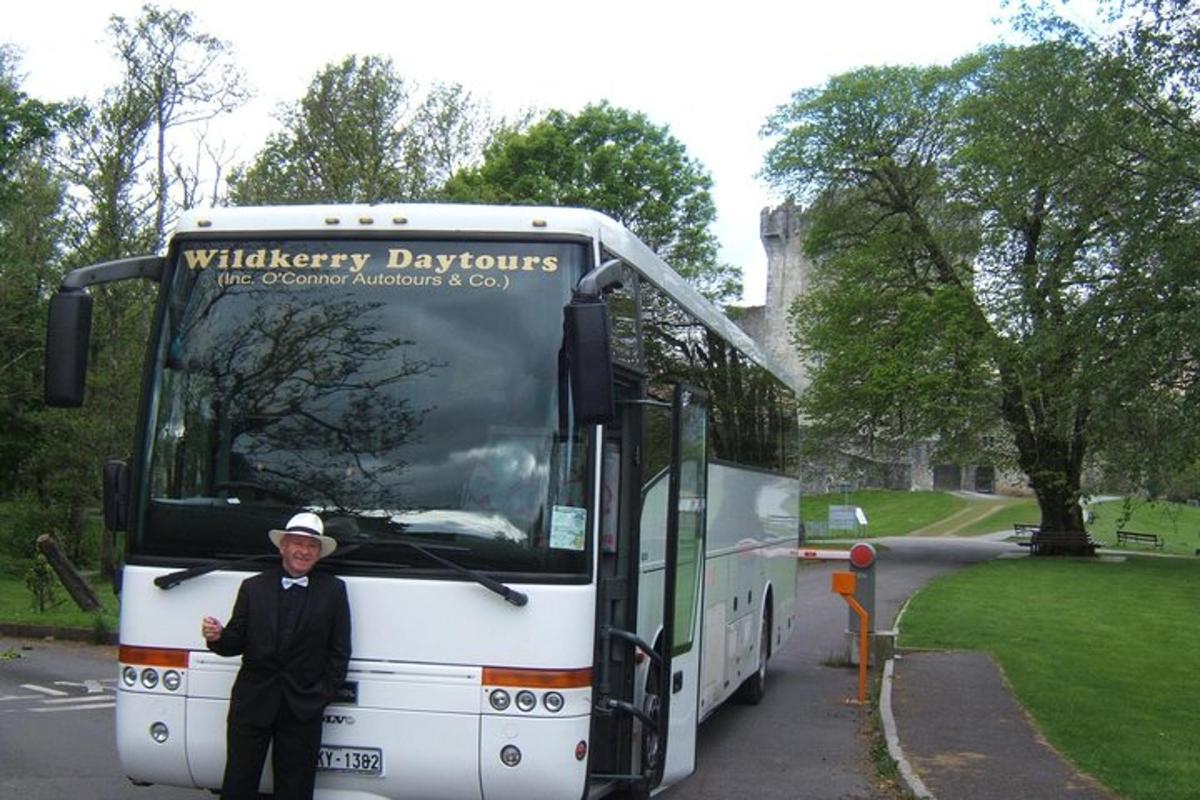 mężczyzna stoi przed autobusem