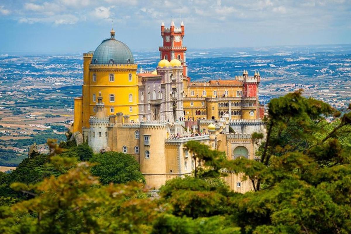 um grande castelo no topo de uma colina com árvores