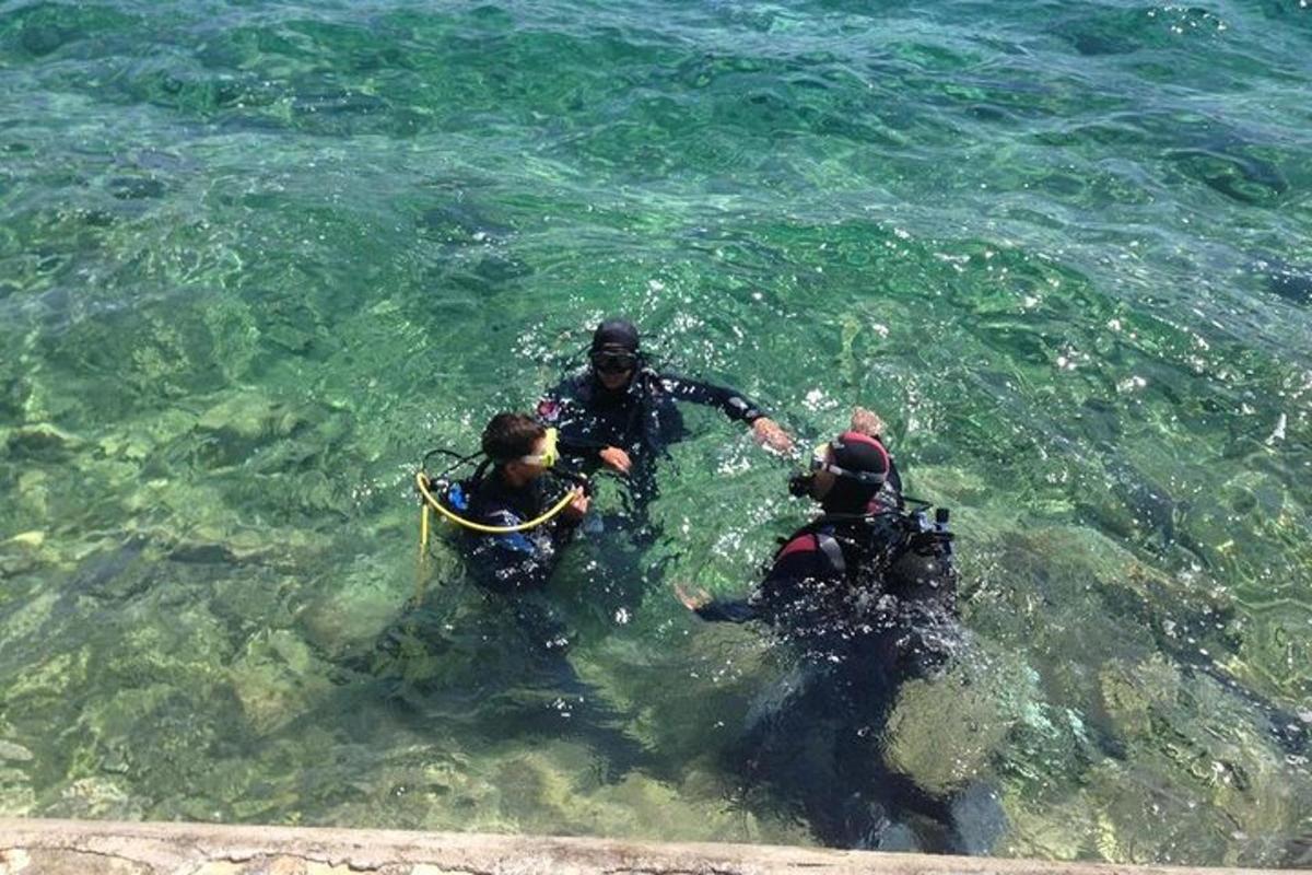 sekelompok tiga orang di dalam air