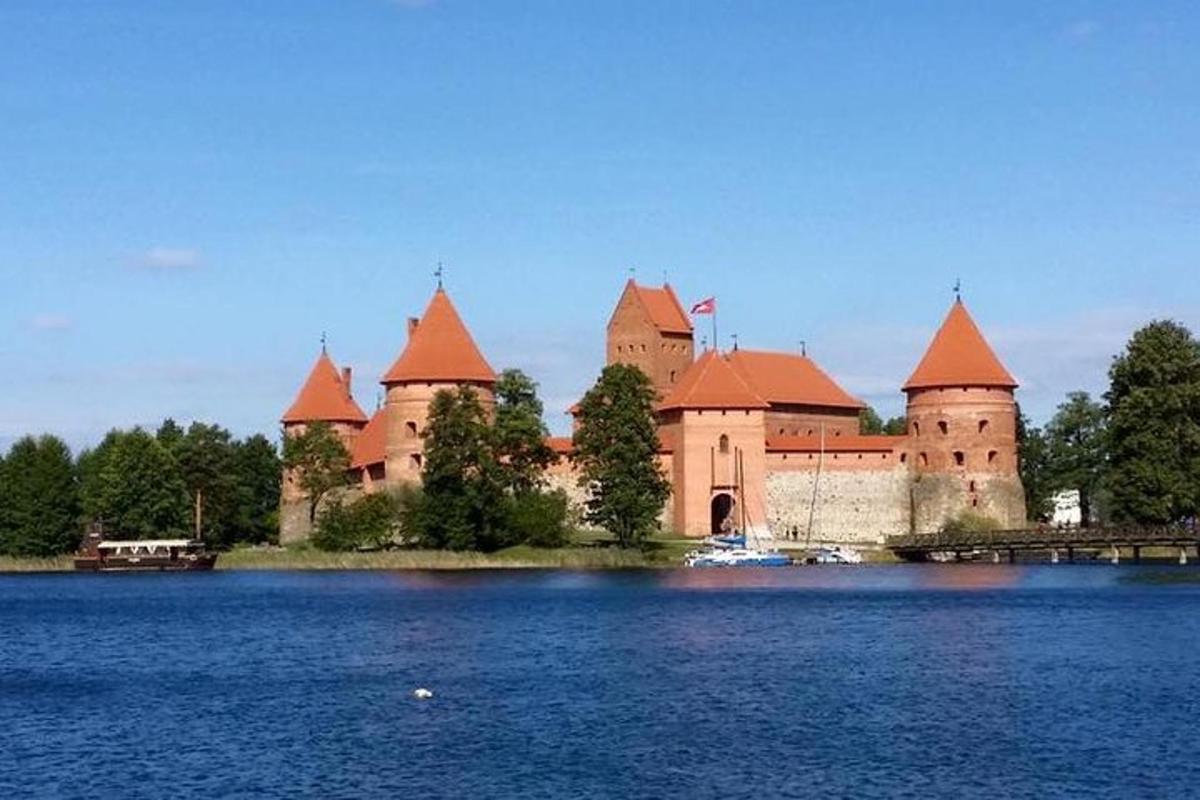 zamek położony na szczycie dużego zbiornika wodnego