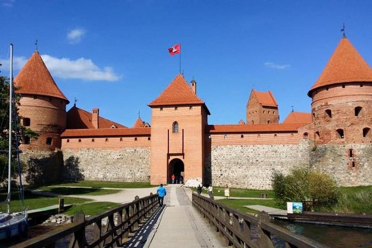 osoba idąca przez most przed zamkiem