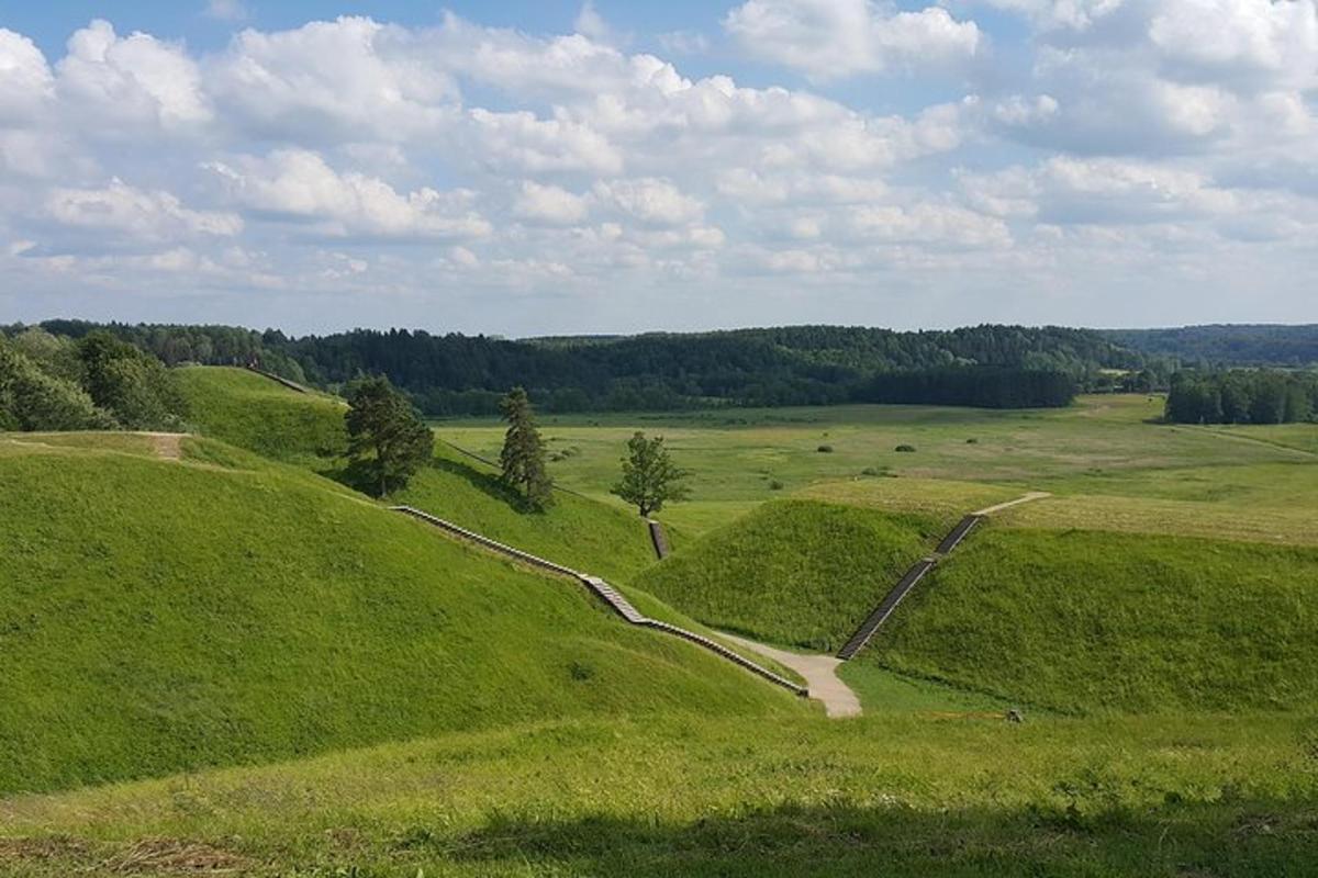 trawiaste wzgórze z polną drogą