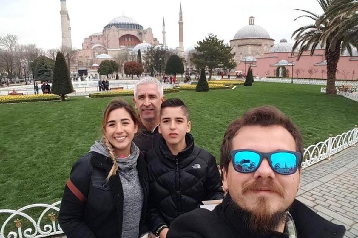 un grup de oameni care pozează în fața unei moschei