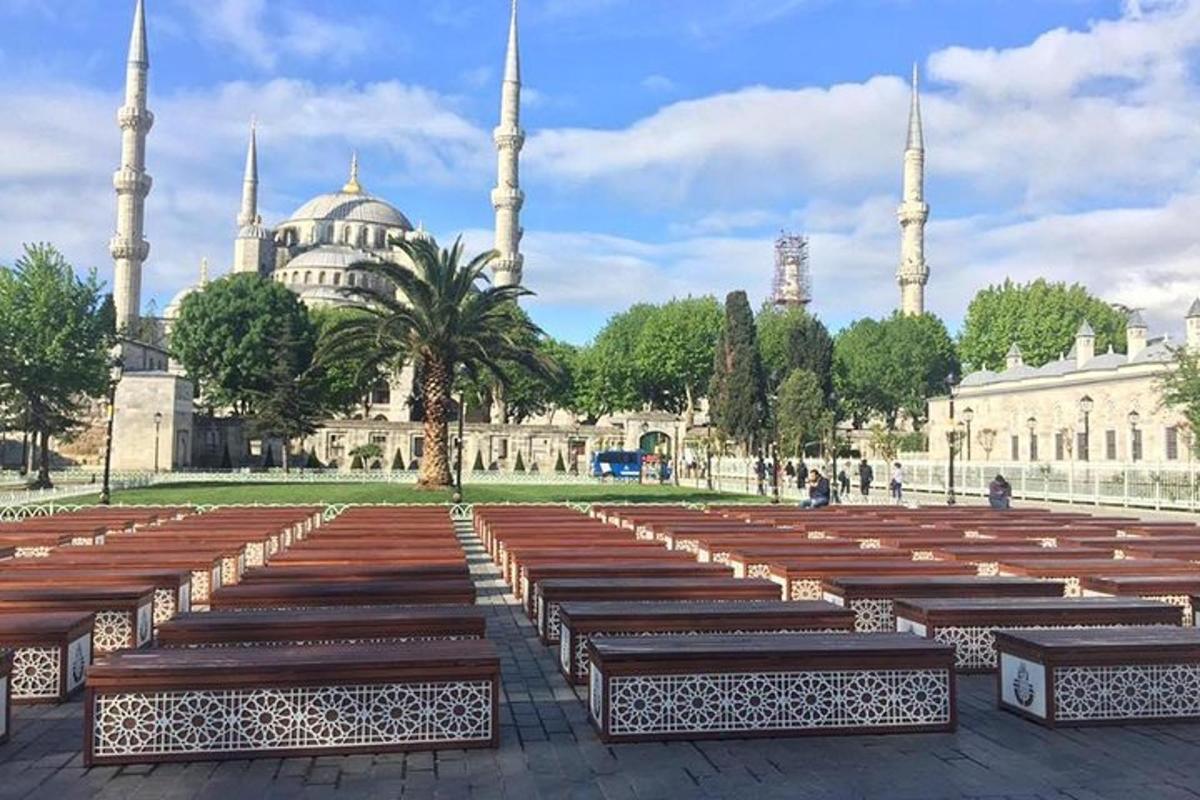 un grande gruppo di panchine davanti a una moschea