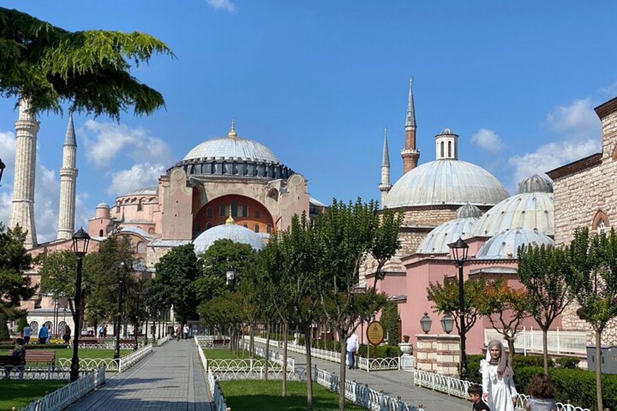 un edificio con cupole bianche e moschee in un parco