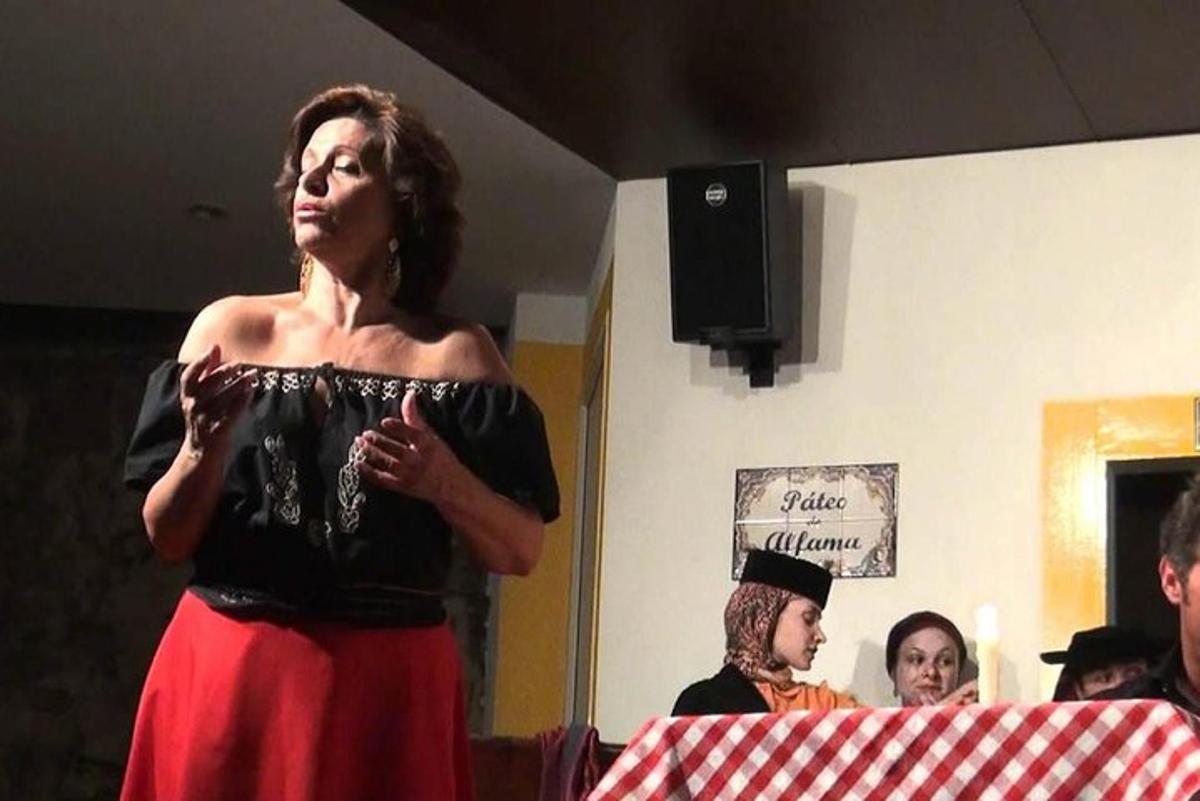 žena v šatech stojící před zrcadlem