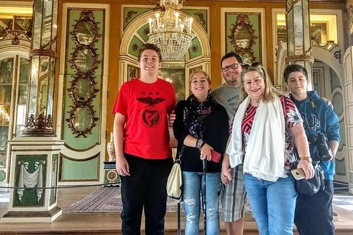 hópur fólks sem stendur fyrir framan byggingu