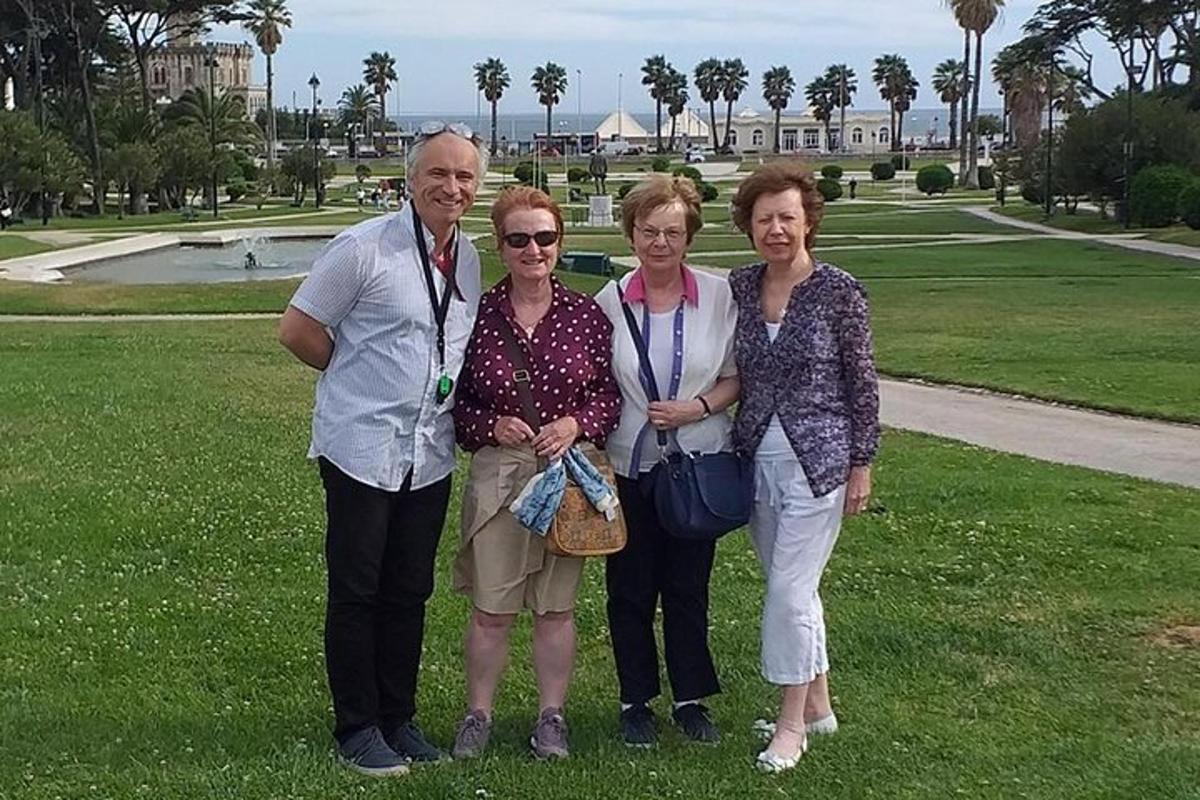 un groupe de personnes posant pour une photo dans un parc