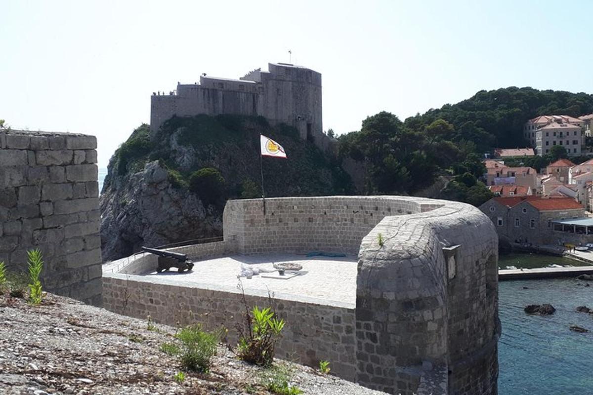 hrad na kopci s vlajkou na něm