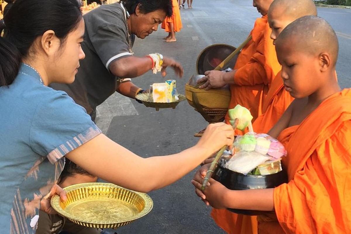 žena krmící skupinu buddhistických mnichů