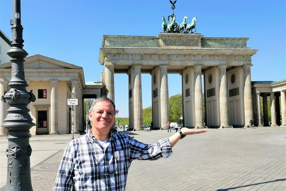 um homem parado em frente a um grande edifício
