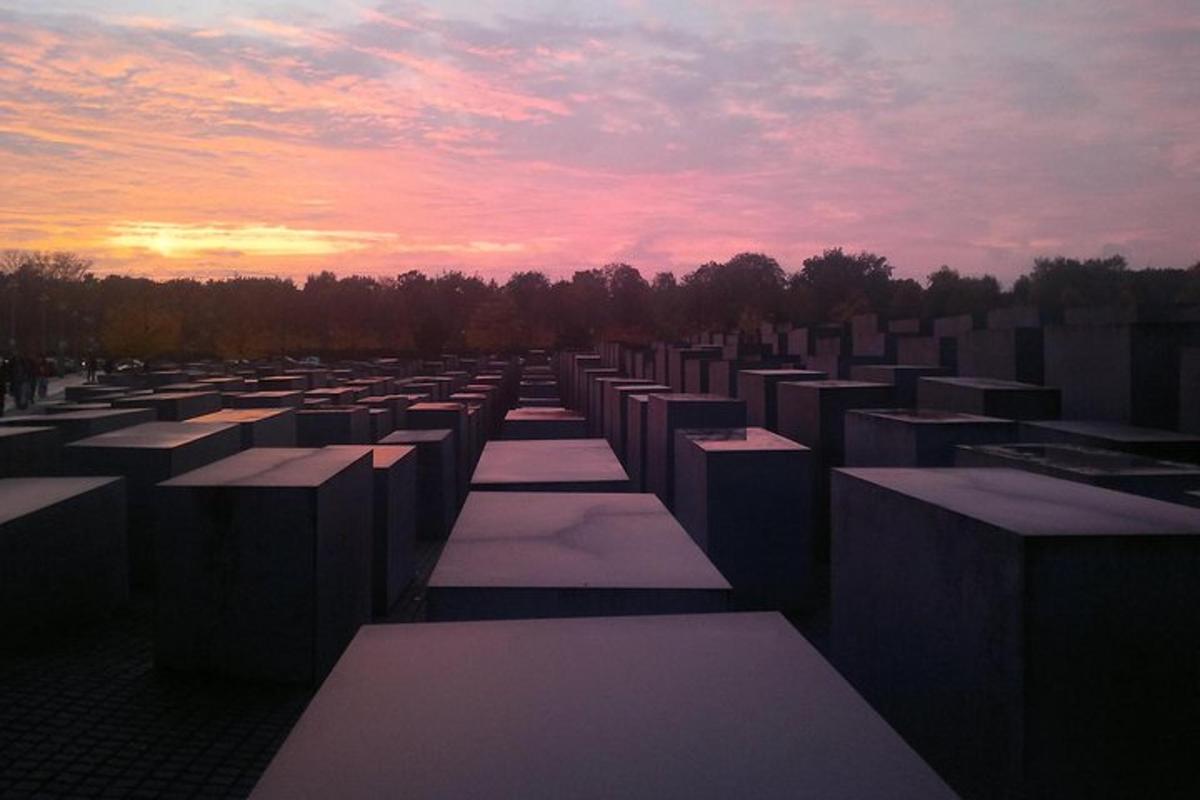 en gruppe betongblokker med en solnedgang i bakgrunnen
