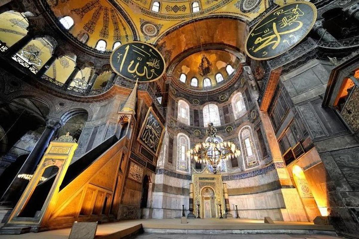 una grande chiesa con un lampadario e un soffitto