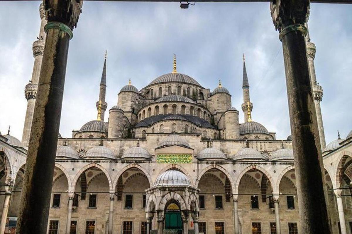 un grande edificio con molte cupole e moschee