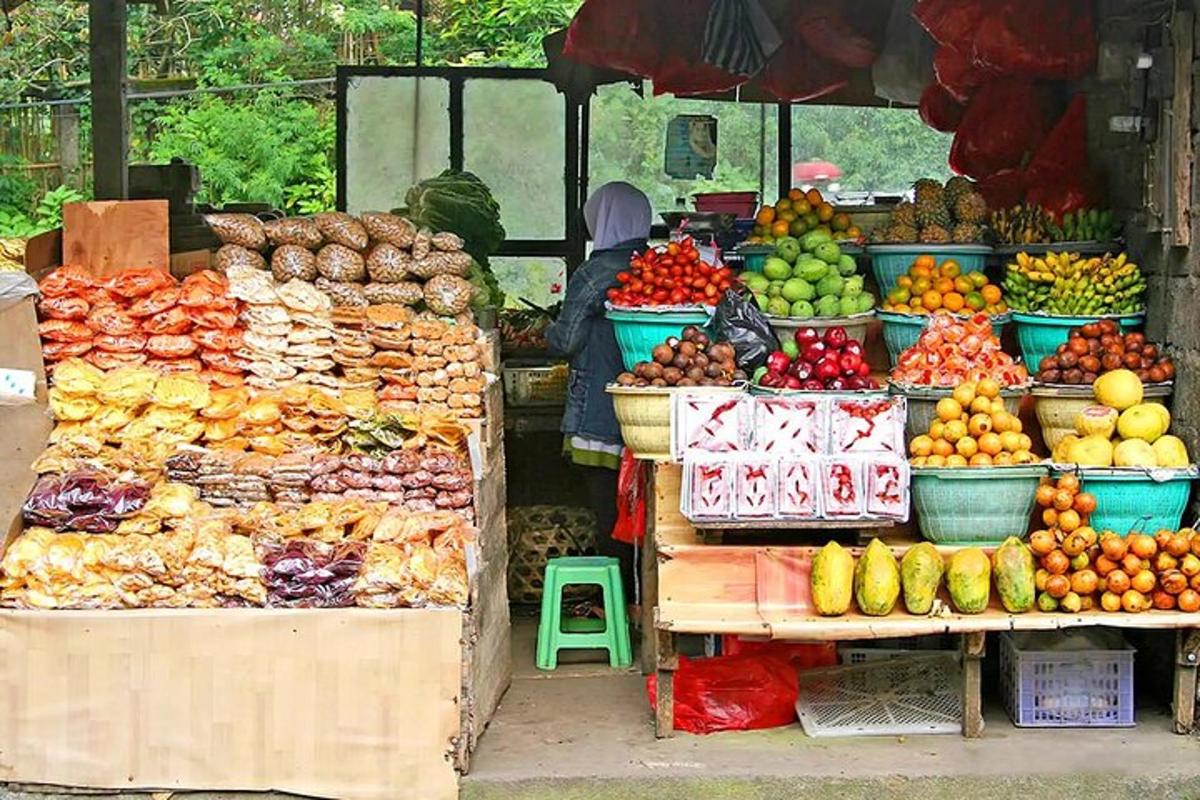 un mercato con molta frutta e verdura in esposizione