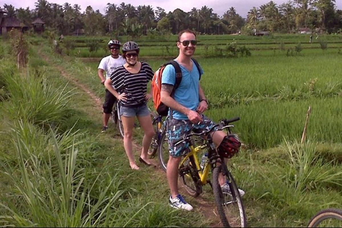 um grupo de pessoas em uma trilha com uma bicicleta