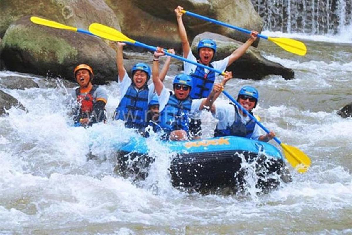 un grupo de personas en una balsa en el agua