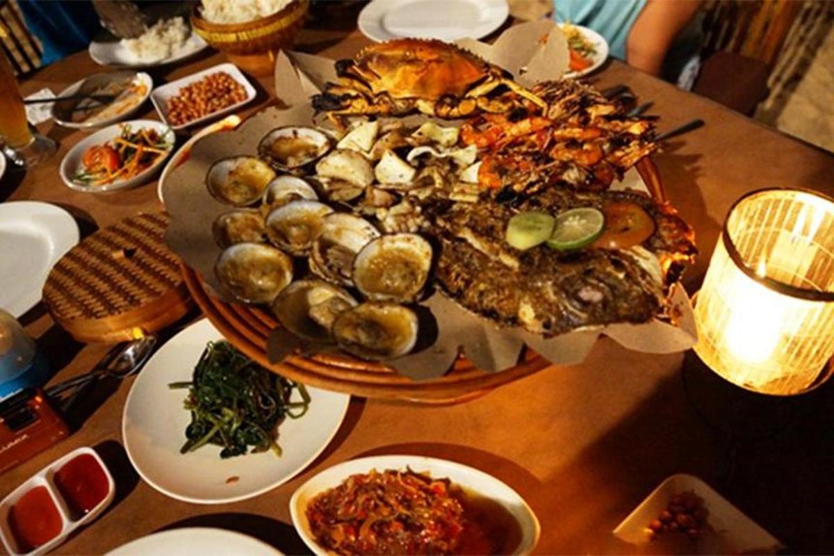 un tavolo con un grande piatto di cibo sopra