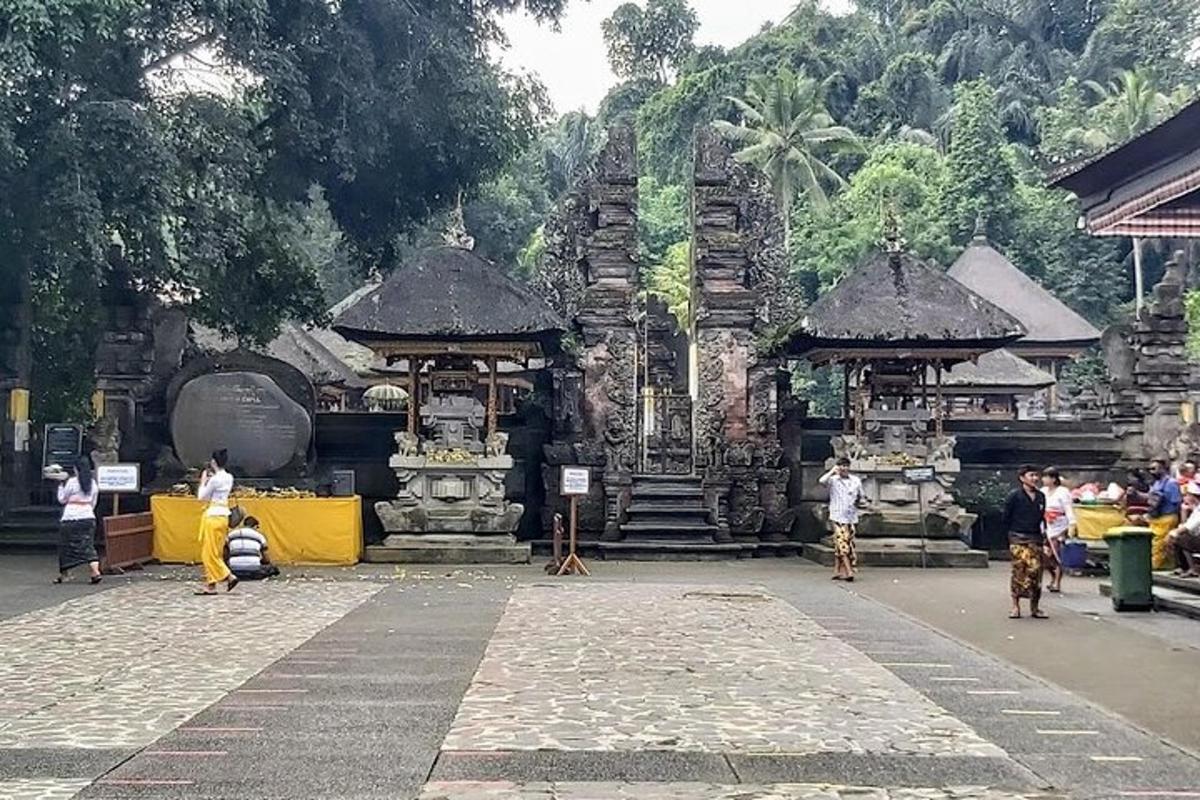 isang grupo ng mga tao na nakatayo sa harap ng isang gusali