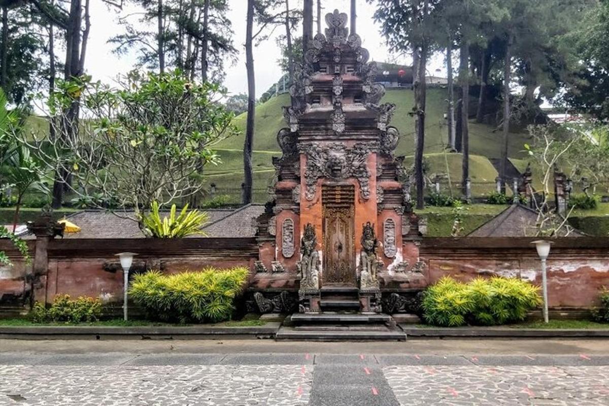 air mancur di tengah taman
