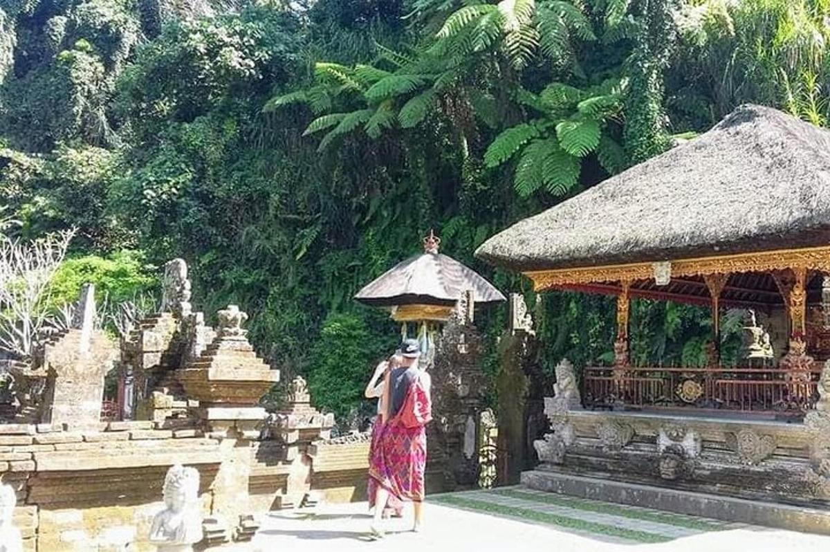seorang wanita berdiri di depan gedung dengan kamera