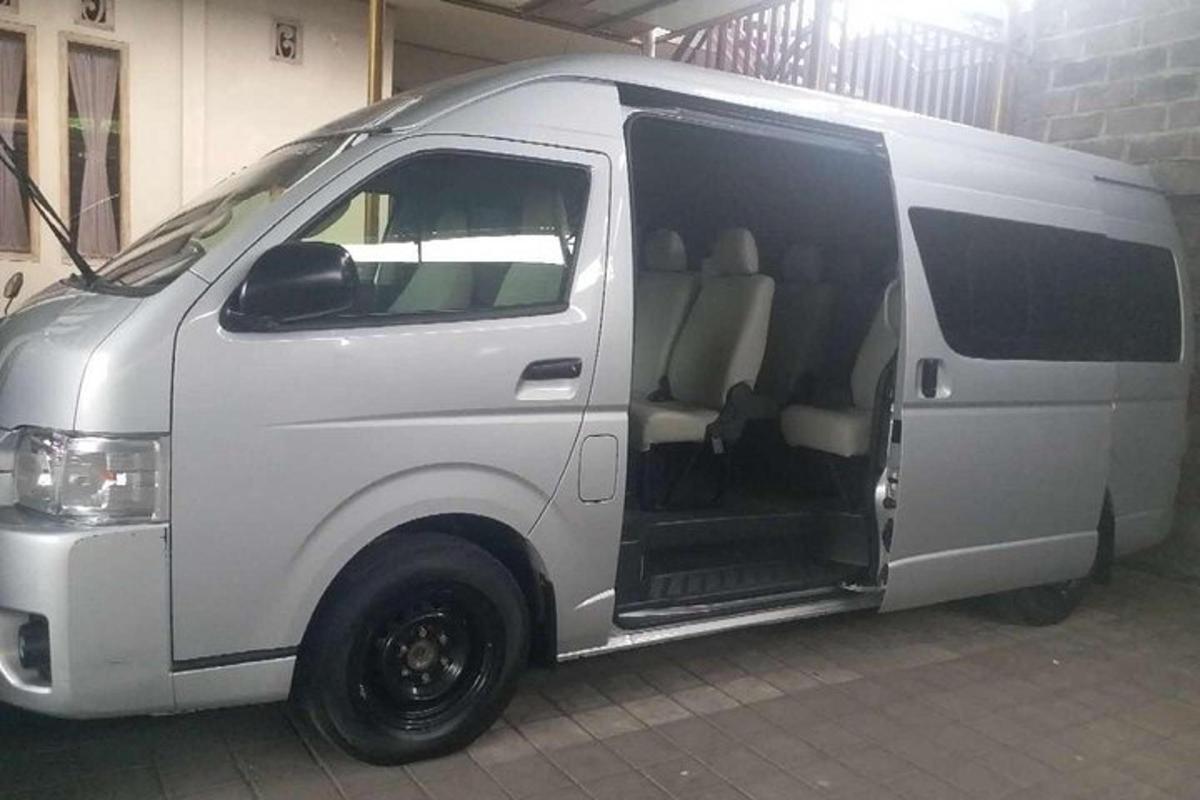 una furgoneta blanca aparcada en un garatge amb la porta oberta