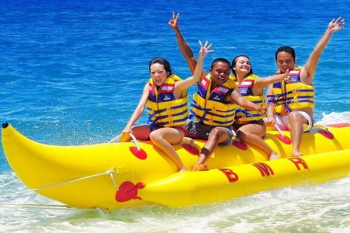 un grup de noies que viatgen en un vaixell banana a la platja