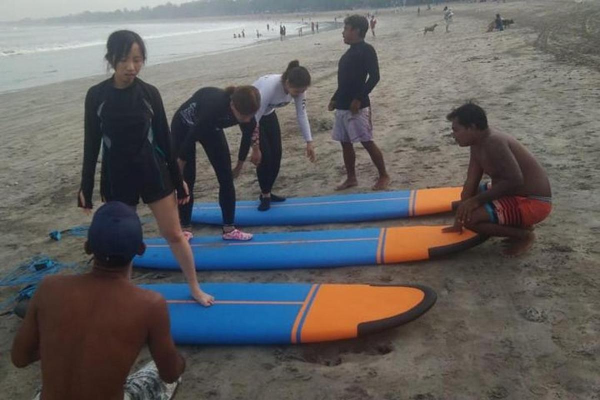 Grupa ludzi na plaży z deskami surfingowymi