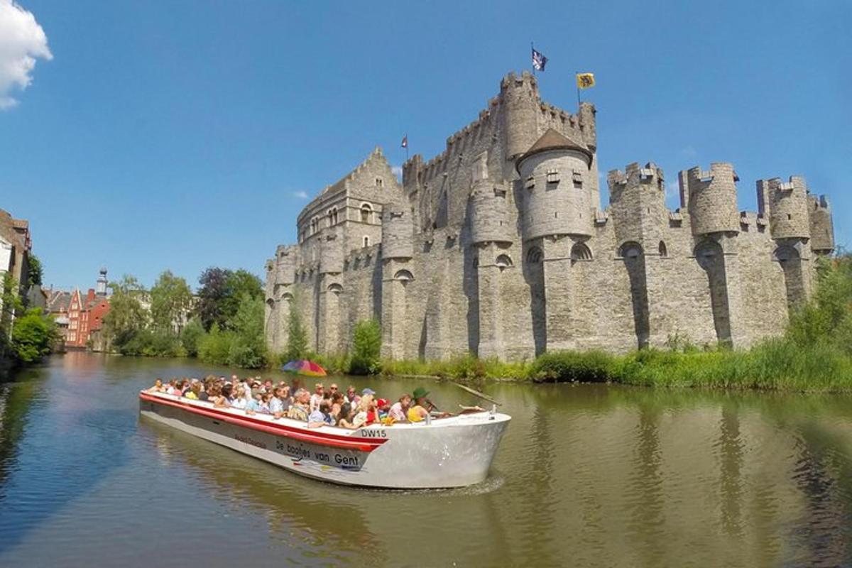 Un grupo de personas en un barco frente a un castillo.