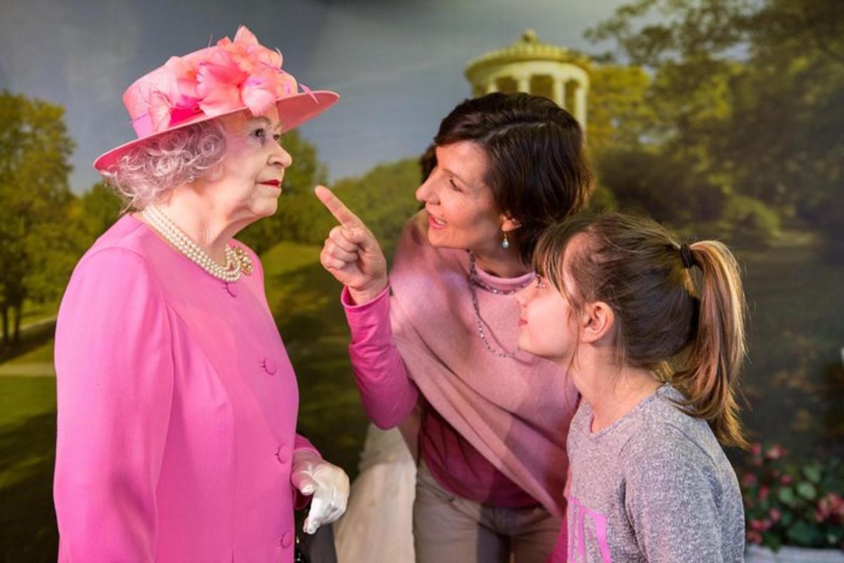 duas mulheres mais velhas e uma menina vestida de rosa