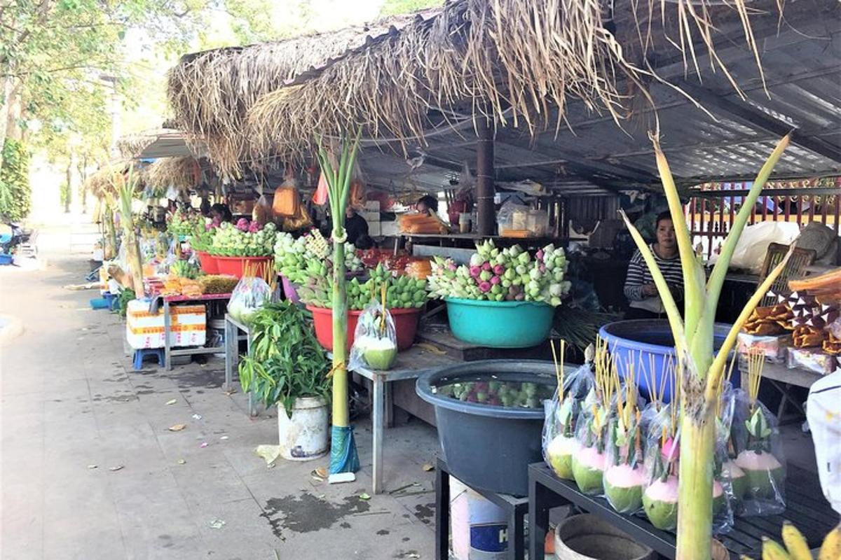 un mercat amb un ram de flors i plantes