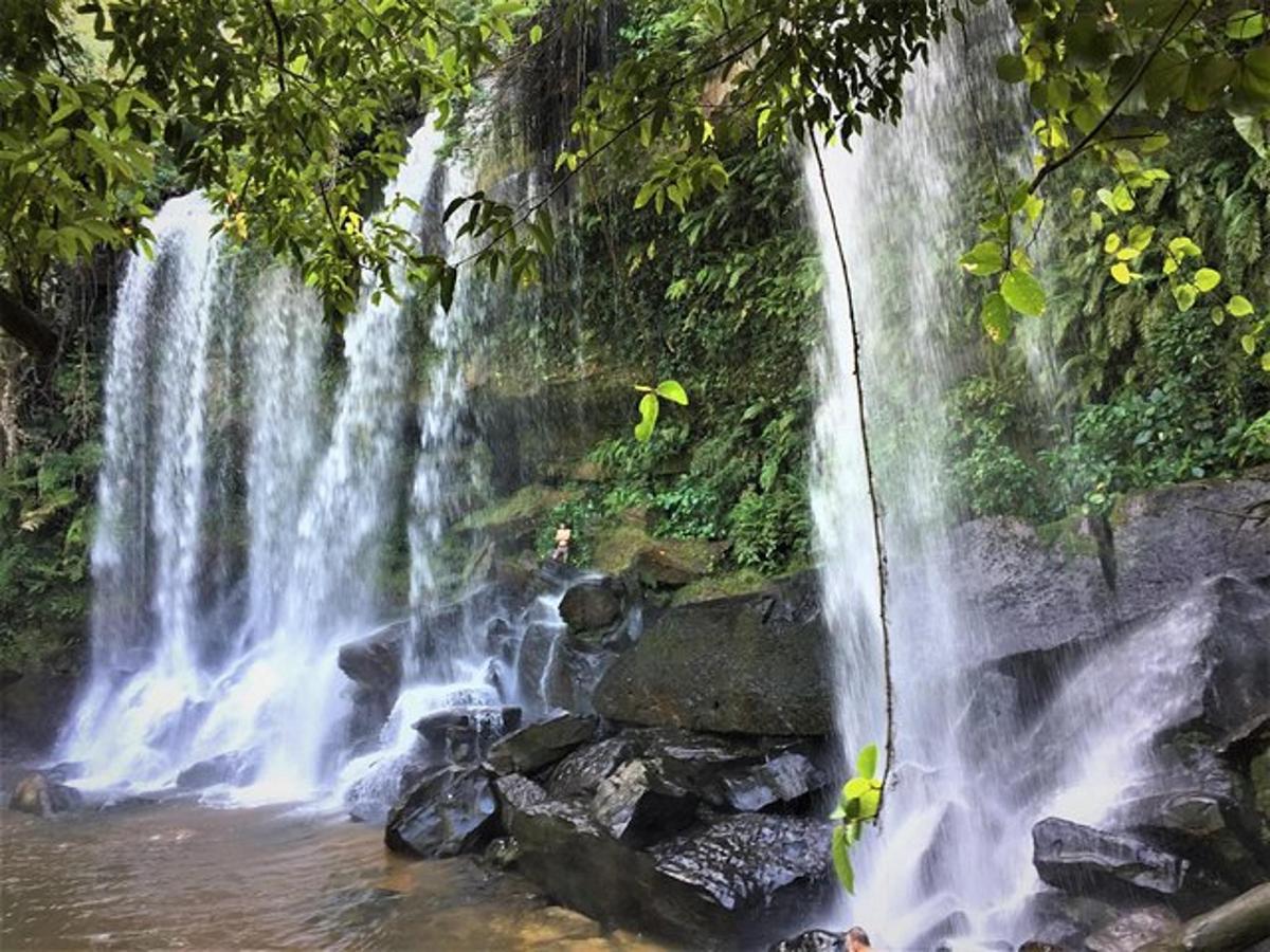 una cascata in mezzo a un fiume
