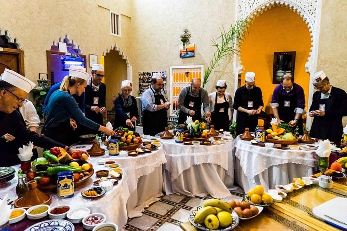 hópur fólks stendur við borð með mat