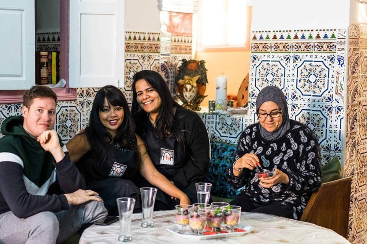 um grupo de pessoas sentadas ao redor de uma mesa