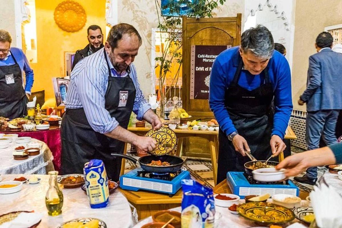 مجموعة من الأشخاص يقومون بإعداد الطعام على الطاولة