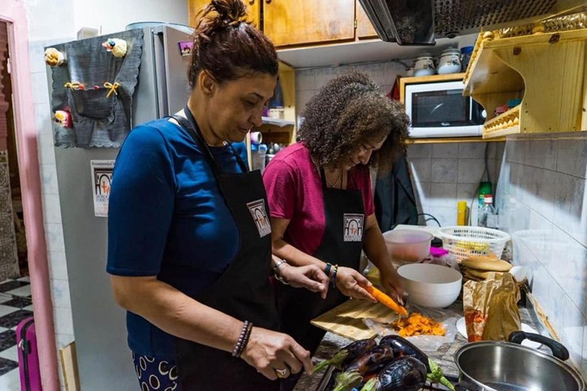 due donne in piedi in una cucina che preparano il cibo