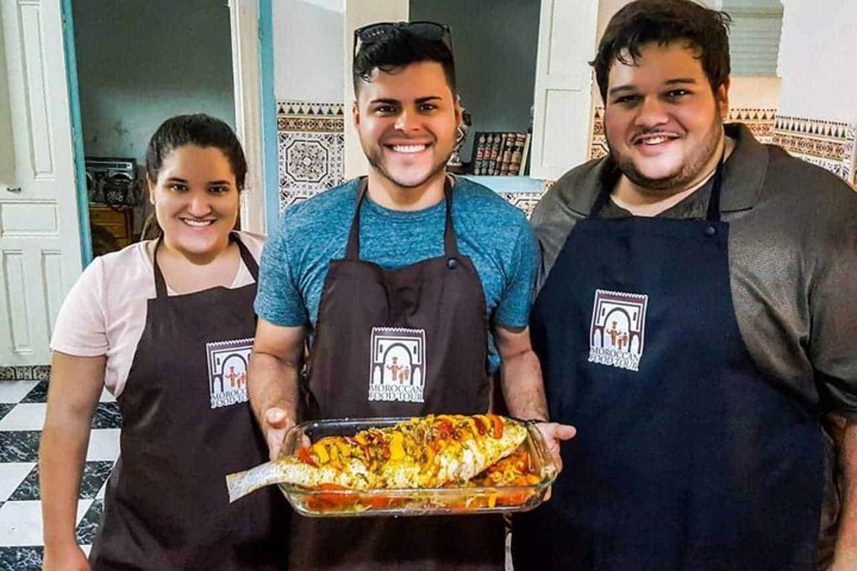un gruppo di tre uomini che tengono un vassoio di cibo