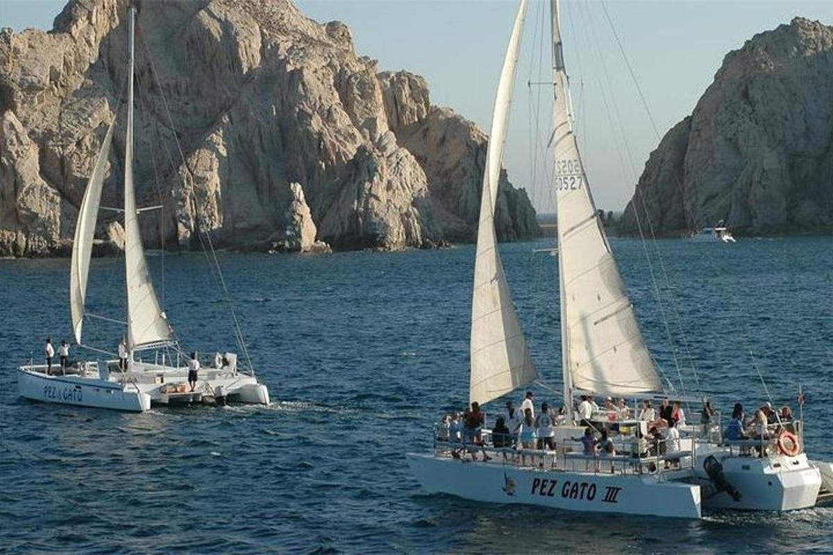 due barche a vela in acqua con persone a bordo