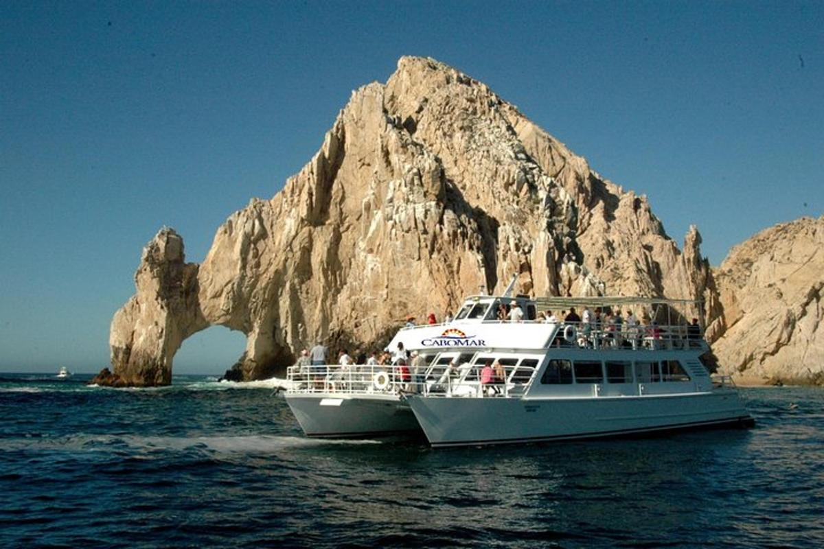 un barco en el agua cerca de una formación rocosa