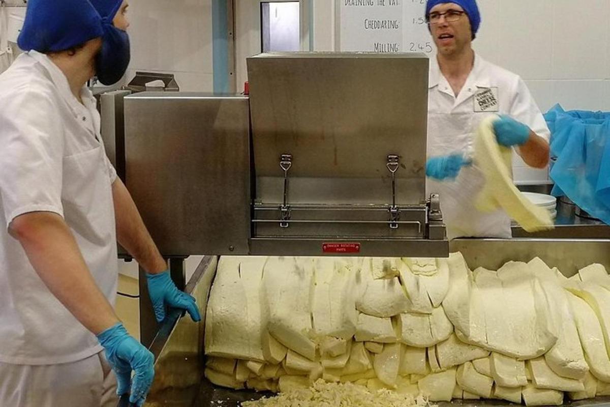dues persones en una cuina preparant menjar en una cuina