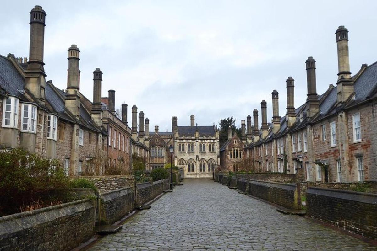 une rue pavée dans une ville avec des bâtiments en briques