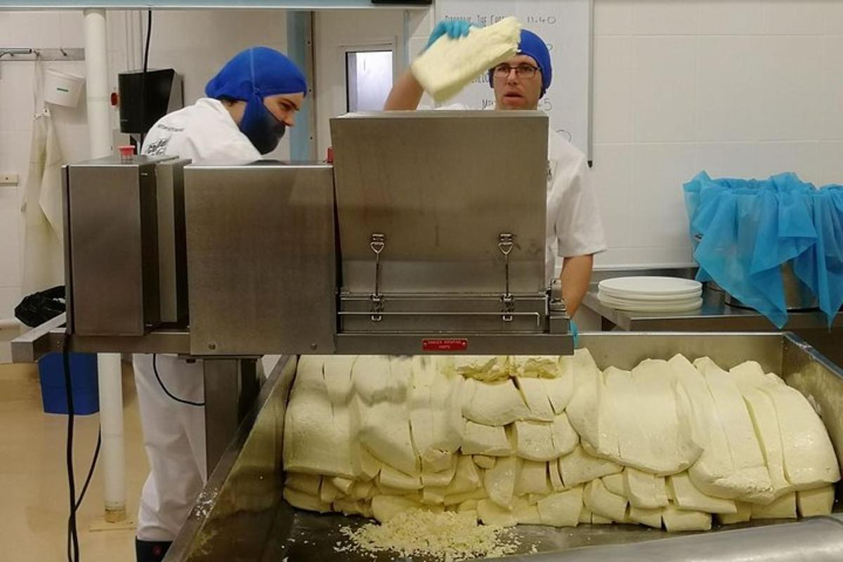deux chefs dans une cuisine préparant de la nourriture dans une cuisine