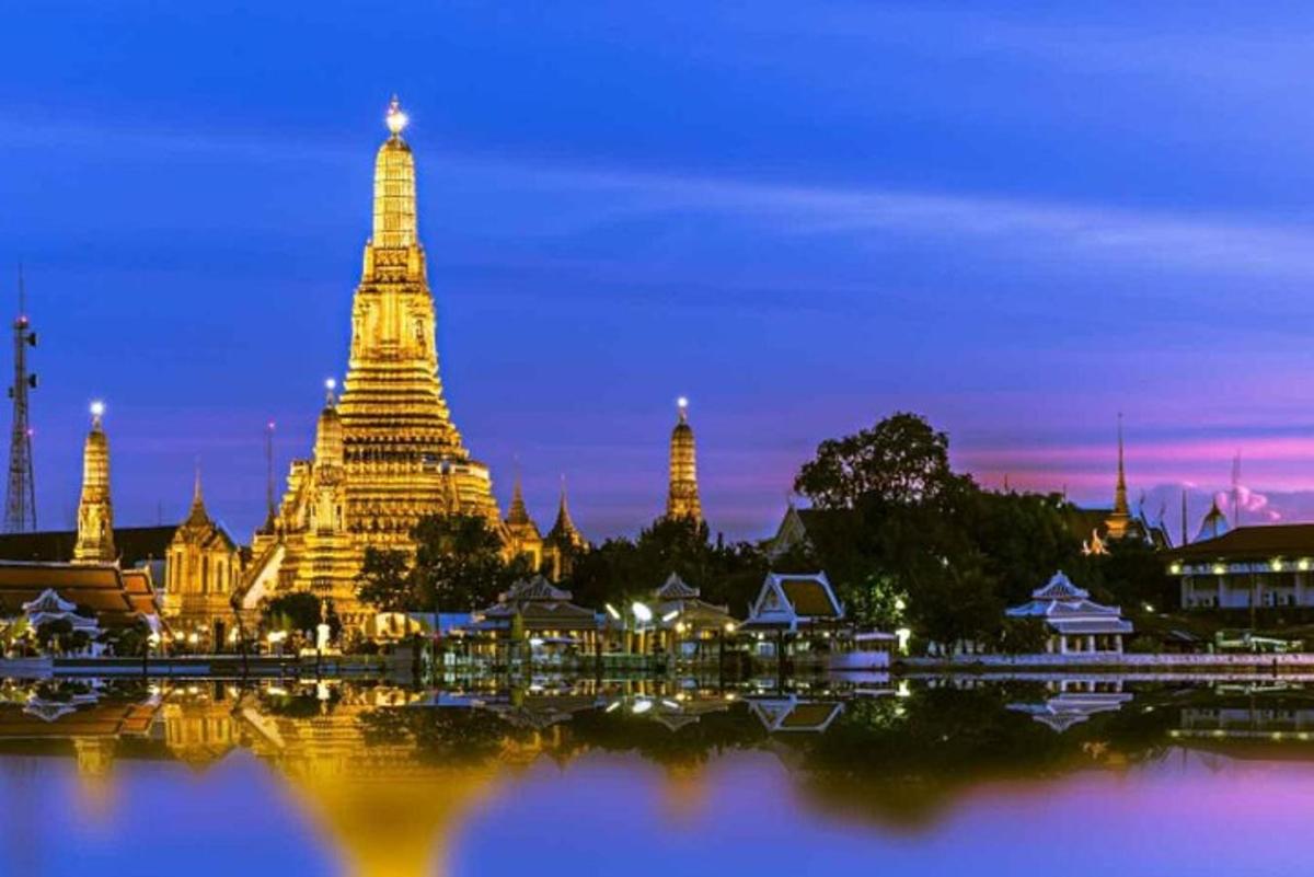 een uitzicht op een tempel 's nachts