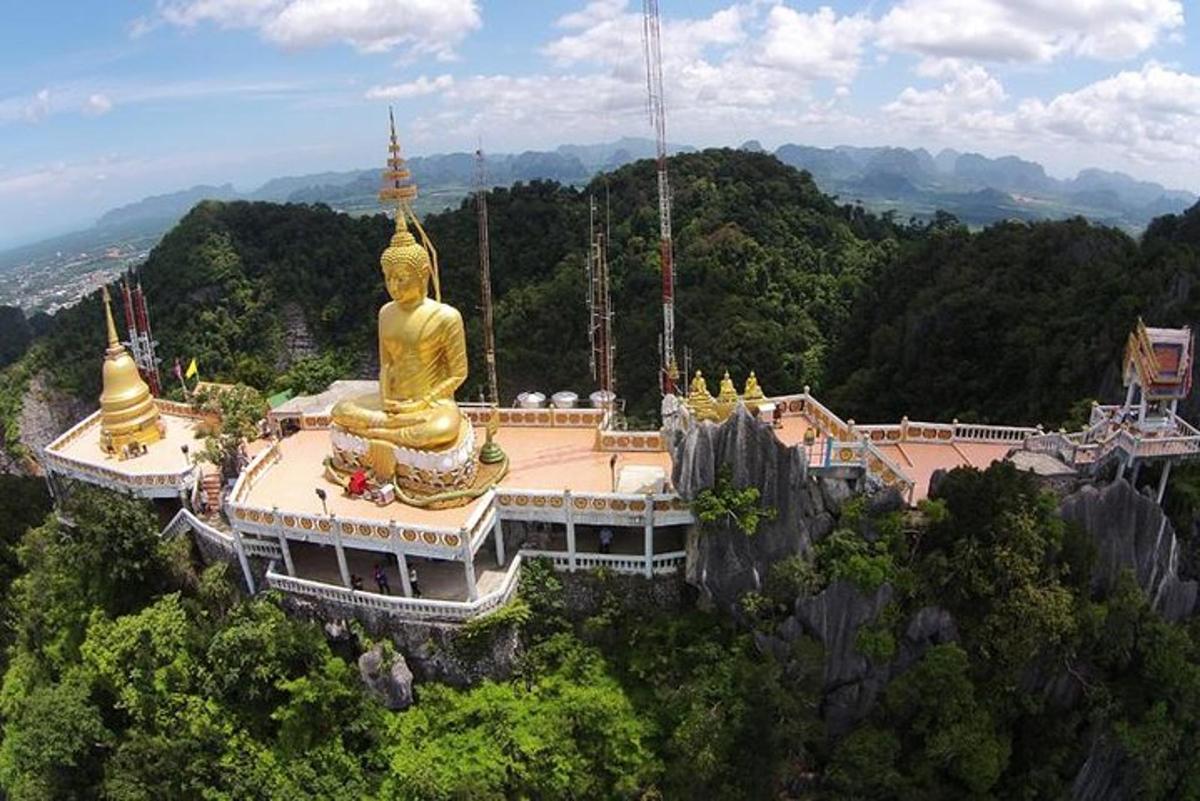มุมมองทางอากาศของอาคารที่มีรูปปั้นทองคำขนาดใหญ่
