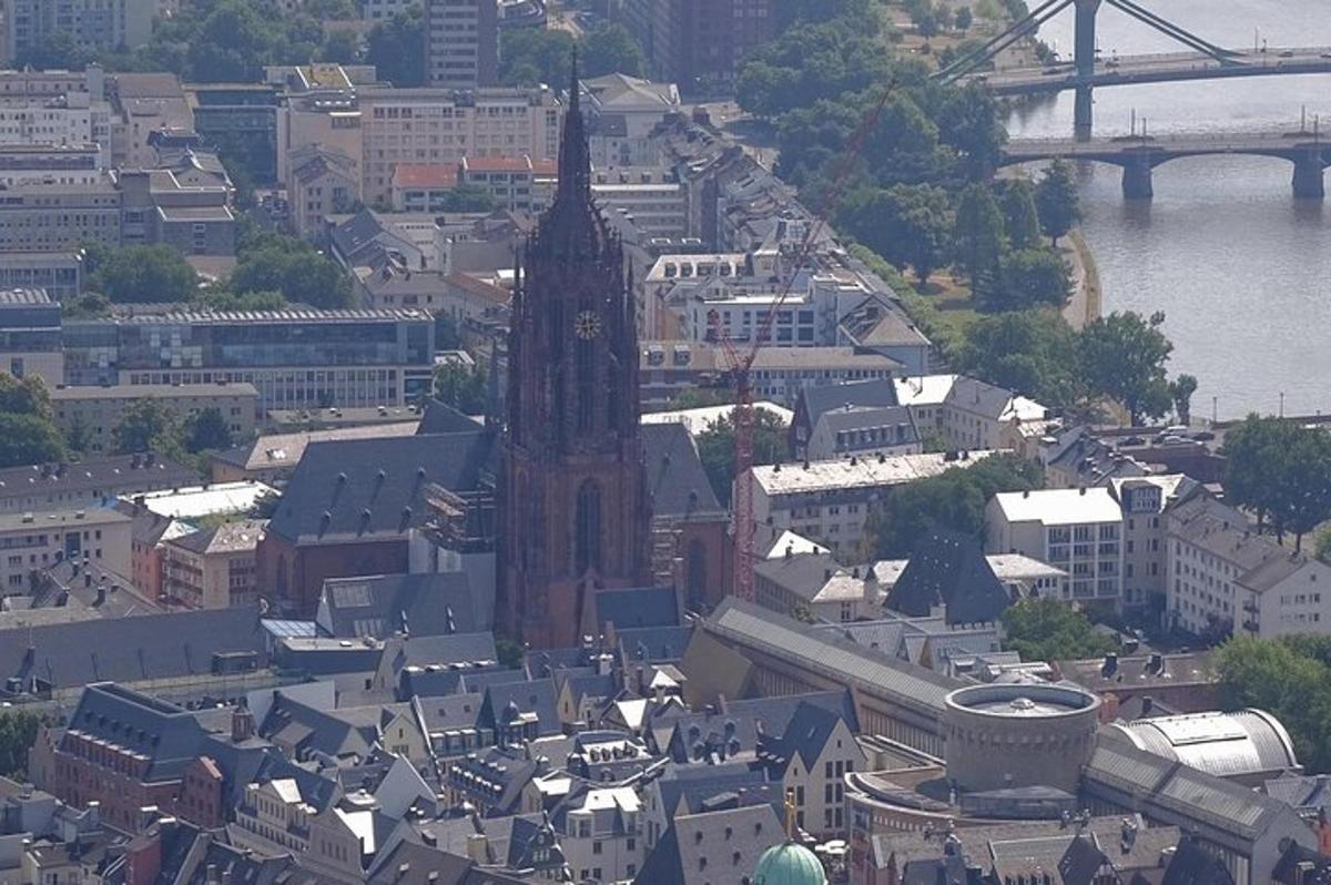 una vista aerea di una città con una torre dell'orologio